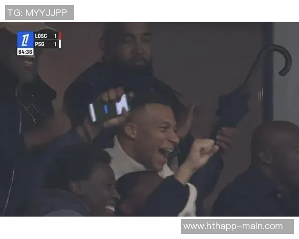 小姆巴佩绝平巴黎后模仿姆巴佩庆祝动作姆总在看台笑逐颜开